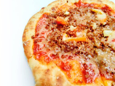 Erimiş mozzarella ve klasik domates sosu üzerine tuzlu et (muhtemelen sığır eti) ve taklit yengeç çubukları içeren eşsiz bir kombinasyonlu gurme pizza diliminin yakın plan çekimi..