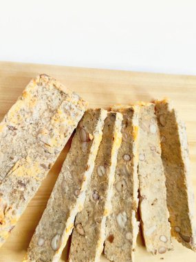 Geleneksel Endonezya mayalanmış dikdörtgen somunu, uzun atıştırmalık çubuklar halinde dilimlenmiş. Batı Java bölgesinden eşsiz, lezzetli ve fındıklı bir lezzet, ahşap üzerinde sunuluyor..