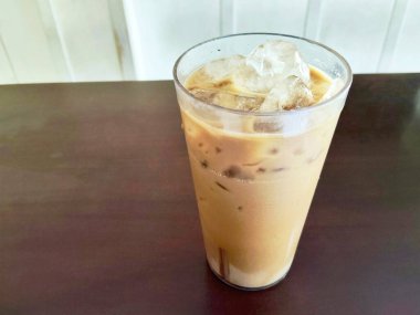 Buzlu Süt Çayı ya da Uzun Bir Bardakta Koyu Ahşap Masada Teh Tarık