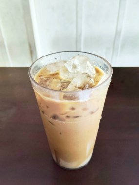 Buzlu Süt Çayı ya da Siyah Masadaki Buz Küplü Teh Tarik