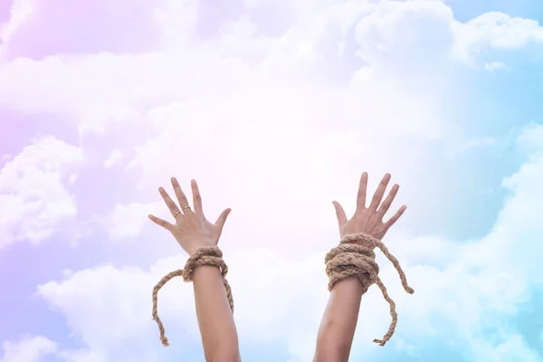 Frauenhände Mit Zerbrochenem Seil Den Himmel Erhoben Christliches Lob Und Stockfoto