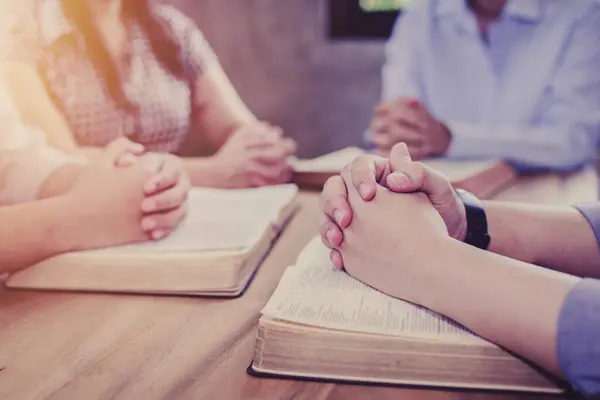 Gruppe Von Christen Sitzt Einen Holztisch Mit Offener Verschwommener Bibelseite Stockfoto