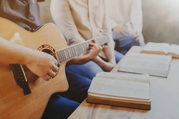 Christliche Junge Männer Spielen Gitarre Und Singen Mit Ihren Freunden lizenzfreie Stockbilder