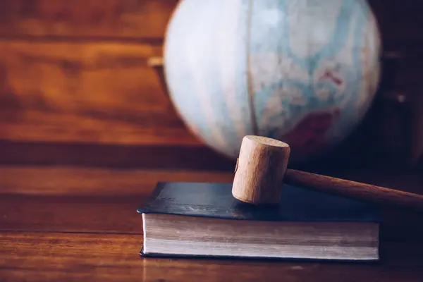 Holzhammer Sieht Aus Wie Richtergabel Auf Der Heiligen Bibel Über Stockbild