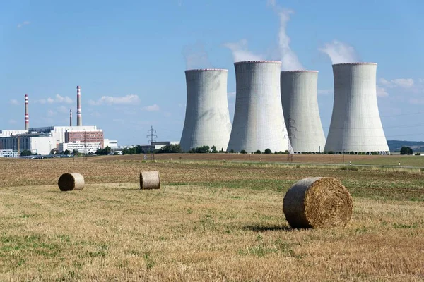 Koeltorens Kerncentrale Zelfvoorziening Energiegebied Vermindering Van Uitstoot Van Broeikasgassen — Stockfoto