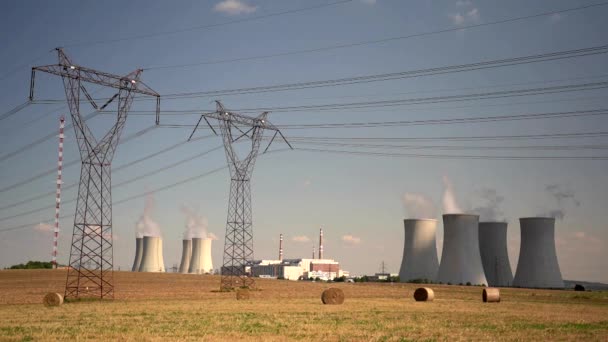 核电厂冷却塔 能源自给自足 减少温室气体排放和全球变暖概念 — 图库视频影像