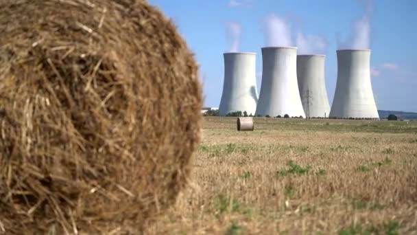 Hűtőtornyok Atomerőműben Energetikai Önellátás Üvegházhatásúgáz Kibocsátás Csökkentése Globális Felmelegedés Koncepciója — Stock videók