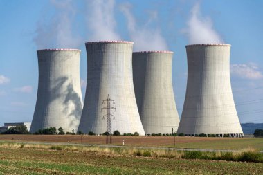 Nükleer santraldeki soğutma kuleleri, kendi kendine yeten enerji, Dukovany, Çek Cumhuriyeti