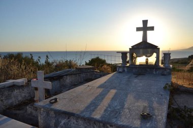 Şafakta Yunan mezarlığında bir mezarın üzerinde çapraz