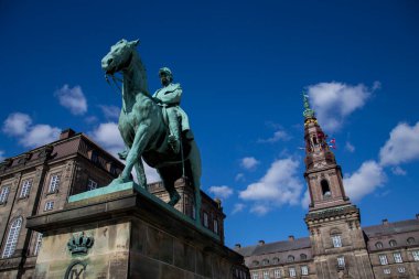 Danimarka, Kopenhag 'daki Christiansborg' un önündeki 8. Frederick 'in binicilik heykeli.