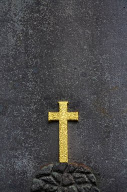 Altın Hıristiyan haçı taştan arka planda, mezarlıkta mezar, yaşam ve ölüm kavramı