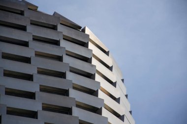 Amager Yamaç ya da Kopenhag olarak bilinen Danimarka 'daki Amager Bakke, eğlence tesisi ile enerji santraline ısı ve enerji atıklarını birleştirdi - kuru kayak pisti, yürüyüş yolu ve tırmanma duvarı