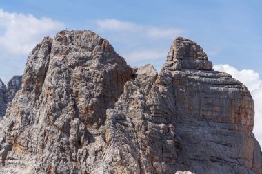 Dachstein Sudwand ile Torstein, Mitterspitz, Hoher Dachstein ve Dirndl dağları Norhern Limesteone Alpleri, Avusturya, güneşli yaz günü