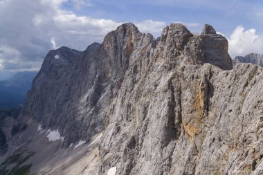 Dachstein Sudwand ile Torstein, Mitterspitz, Hoher Dachstein ve Dirndl dağları Norhern Limesteone Alpleri, Avusturya, güneşli yaz günü