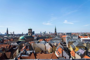 Danimarka 'nın başkenti Kopenhag, güneşli yaz gününde şehir silueti.