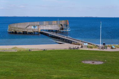 Kastrup deniz banyosu, yüzmek için barınak, Sneglen, Öresund, Kopenhag, Danimarka, güneşli yaz günü