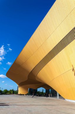 HELSINKI, FINLAND - 7 Temmuz 2024: Helsinki Merkez Kütüphanesi (Helsinki Merkez Kütüphanesi) 7 Temmuz 2024 'te Finlandiya' nın Helsinki kentinde güneşli bir yaz günü Oodi 'de.