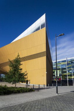 HELSINKI, FINLAND - 7 Temmuz 2024: Helsinki Merkez Kütüphanesi (Helsinki Merkez Kütüphanesi) 7 Temmuz 2024 'te Finlandiya' nın Helsinki kentinde güneşli bir yaz günü Oodi 'de.