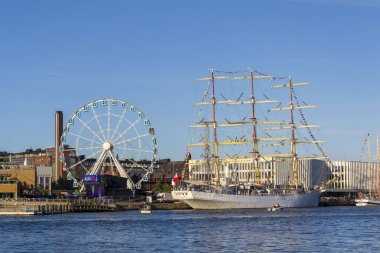 HELSINKI, FINLAND - 5 Temmuz 2024: Güneşli yaz gününde Finlandiya 'nın Helsinki kentinde bulunan güzel yelkenli tekneleri.
