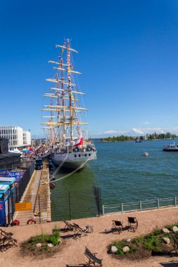 HELSINKI, FINLAND - 6 Temmuz 2024: Güneşli bir yaz gününde Finlandiya 'nın Helsinki kentinde bulunan güzel yelkenli tekneleri.