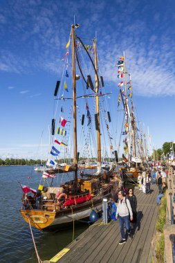 HELSINKI, FINLAND - 6 Temmuz 2024: Güneşli bir yaz gününde Finlandiya 'nın Helsinki kentinde bulunan güzel yelkenli tekneleri.