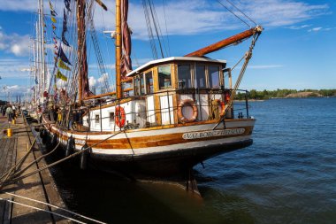 HELSINKI, FINLAND - 6 Temmuz 2024: Güneşli bir yaz gününde Finlandiya 'nın Helsinki kentinde bulunan güzel yelkenli tekneleri.