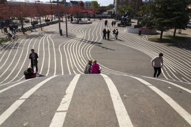 Çocukları olan insanlar, 30 Nisan 2023 'te Danimarka' nın başkenti Kopenhag 'da, Norrebro' daki Superkilen Parkı 'nda eğleniyorlar..