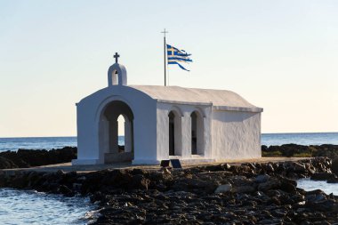 Girit adası Georgioupoli 'deki Aziz Nicholas Şapeli, güneşli bir yaz gününde şafak vakti