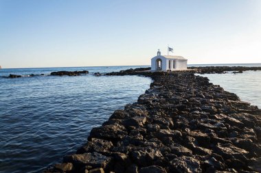 Girit adası Georgioupoli 'deki Aziz Nicholas Şapeli, güneşli bir yaz gününde şafak vakti