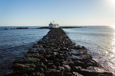 Girit adası Georgioupoli 'deki Aziz Nicholas Şapeli, güneşli bir yaz gününde şafak vakti