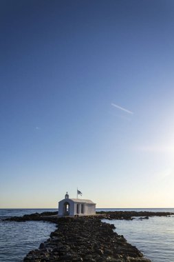 Girit adası Georgioupoli 'deki Aziz Nicholas Şapeli, güneşli bir yaz gününde şafak vakti