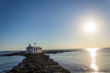 Girit adası Georgioupoli 'deki Aziz Nicholas Şapeli, güneşli bir yaz gününde şafak vakti