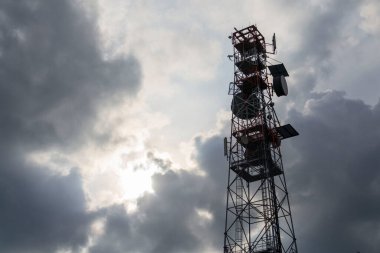 Geniş bant cep telefonu ağ vericileri, telekomünikasyon kulesi, yeni nesil kablosuz iletişim konsepti, kopya alanı olan dramatik bulutlu gökyüzü arkaplanı inşaatı
