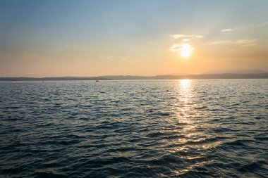 Lago di Garda teknede Scaliger Castle, Sirmione, İtalya, romantik aşk kavramı yakın yüzen ile güzel mor günbatımı