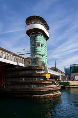 COPENHAGEN, DENMARK - 1 Mayıs 2023: Knippelsbro kontrol kulesi, Knippel bascule köprüsü Christianshavn 'daki iç liman üzerinde 1 Mayıs 2023 tarihinde Danimarka' nın Kopenhag kentinde.