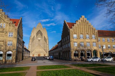 COPENHAGEN, DENMARK - 30 Nisan 2023: 30 Nisan 2023 'te Kopenhag, Danimarka' da Bispebjerg bölgesindeki Grundtvigs kilisesinin önündeki insanlar.