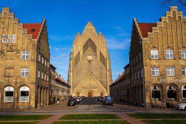 COPENHAGEN, DENMARK - 30 Nisan 2023: 30 Nisan 2023 'te Kopenhag, Danimarka' da Bispebjerg bölgesindeki Grundtvigs kilisesinin önündeki insanlar.