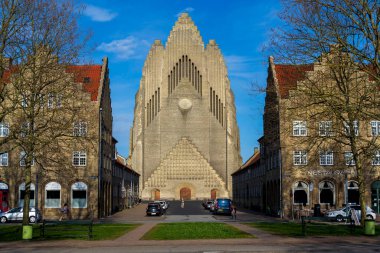 COPENHAGEN, DENMARK - 30 Nisan 2023: 30 Nisan 2023 'te Kopenhag, Danimarka' da Bispebjerg bölgesindeki Grundtvigs kilisesinin önündeki insanlar.