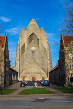 COPENHAGEN, DENMARK - 30 Nisan 2023: 30 Nisan 2023 'te Kopenhag, Danimarka' da Bispebjerg bölgesindeki Grundtvigs kilisesinin önündeki insanlar.