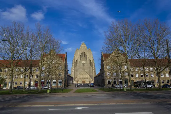 COPENHAGEN, DENMARK - 30 Nisan 2023: 30 Nisan 2023 'te Kopenhag, Danimarka' da Bispebjerg bölgesindeki Grundtvigs kilisesinin önündeki insanlar.