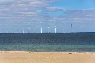 Kopenhag, Danimarka 'nın dışındaki Middelgrunden rüzgar çiftliğinin beyaz türbinleri sürdürülebilir yenilenebilir elektrik kavramı