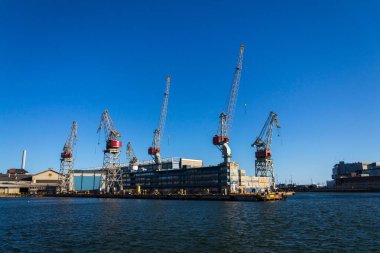 Helsinki, Finlandiya şehir merkezinde Helsinki Yeni Tersanesi olarak bilinen Hietalahti tersanesi, güneşli yaz günü.