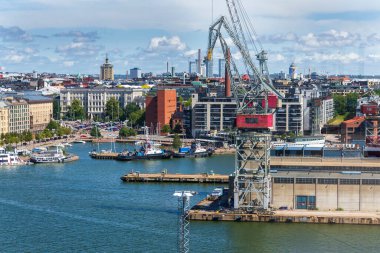 Helsinki, Finlandiya şehir merkezinde Helsinki Yeni Tersanesi olarak bilinen Hietalahti tersanesi, güneşli yaz günü.