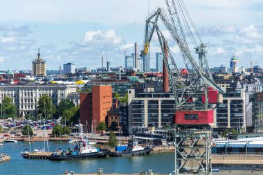 Helsinki, Finlandiya şehir merkezinde Helsinki Yeni Tersanesi olarak bilinen Hietalahti tersanesi, güneşli yaz günü.