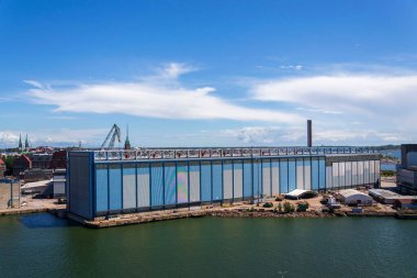 Helsinki, Finlandiya şehir merkezinde Helsinki Yeni Tersanesi olarak bilinen Hietalahti tersanesi, güneşli yaz günü.