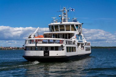 HELSINKI, FINLAND - 8 Temmuz 2024: HSL feribot turistleri Kauppatori 'den Finlandiya' nın Helsinki kentindeki Suomenlinna adasına götürüyor..