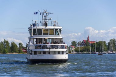 HELSINKI, FINLAND - 6 Temmuz 2024: HSL feribotu 6 Temmuz 2024 tarihinde Finlandiya 'nın Helsinki kentindeki Kauppatori limanından turistleri Suomenlinna adasına götürdü..