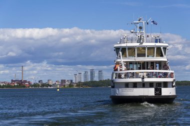 HELSINKI, FINLAND - 8 Temmuz 2024: HSL feribot turistleri Kauppatori 'den Finlandiya' nın Helsinki kentindeki Suomenlinna adasına götürüyor..