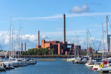 Helen Ltd 'den eski kömür santrali Hanasaari, 6 Temmuz 2024' te Helsinki, Finlandiya 'da termal pille Avrupa' nın en büyük elektrik kazanı fabrikasına dönüşüyor..