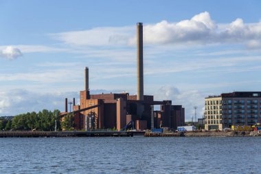 Helen Ltd 'den eski kömür santrali Hanasaari, 6 Temmuz 2024' te Helsinki, Finlandiya 'da termal pille Avrupa' nın en büyük elektrik kazanı fabrikasına dönüşüyor..